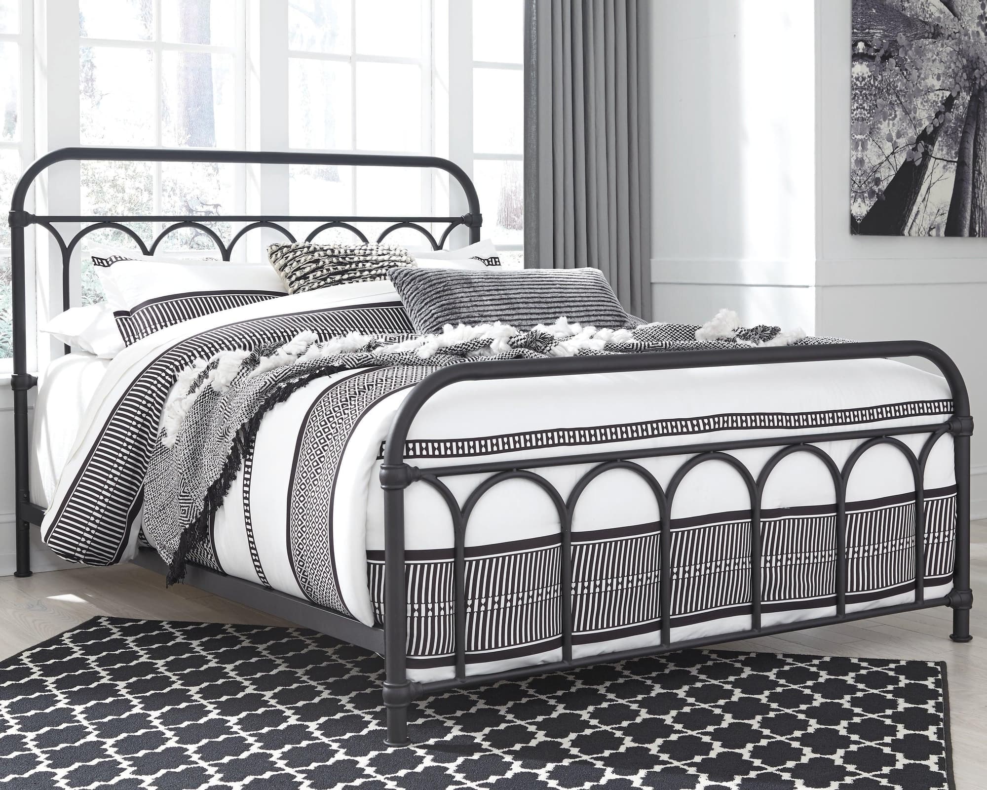Nashburg Black Queen Metal Bed - Image 1
