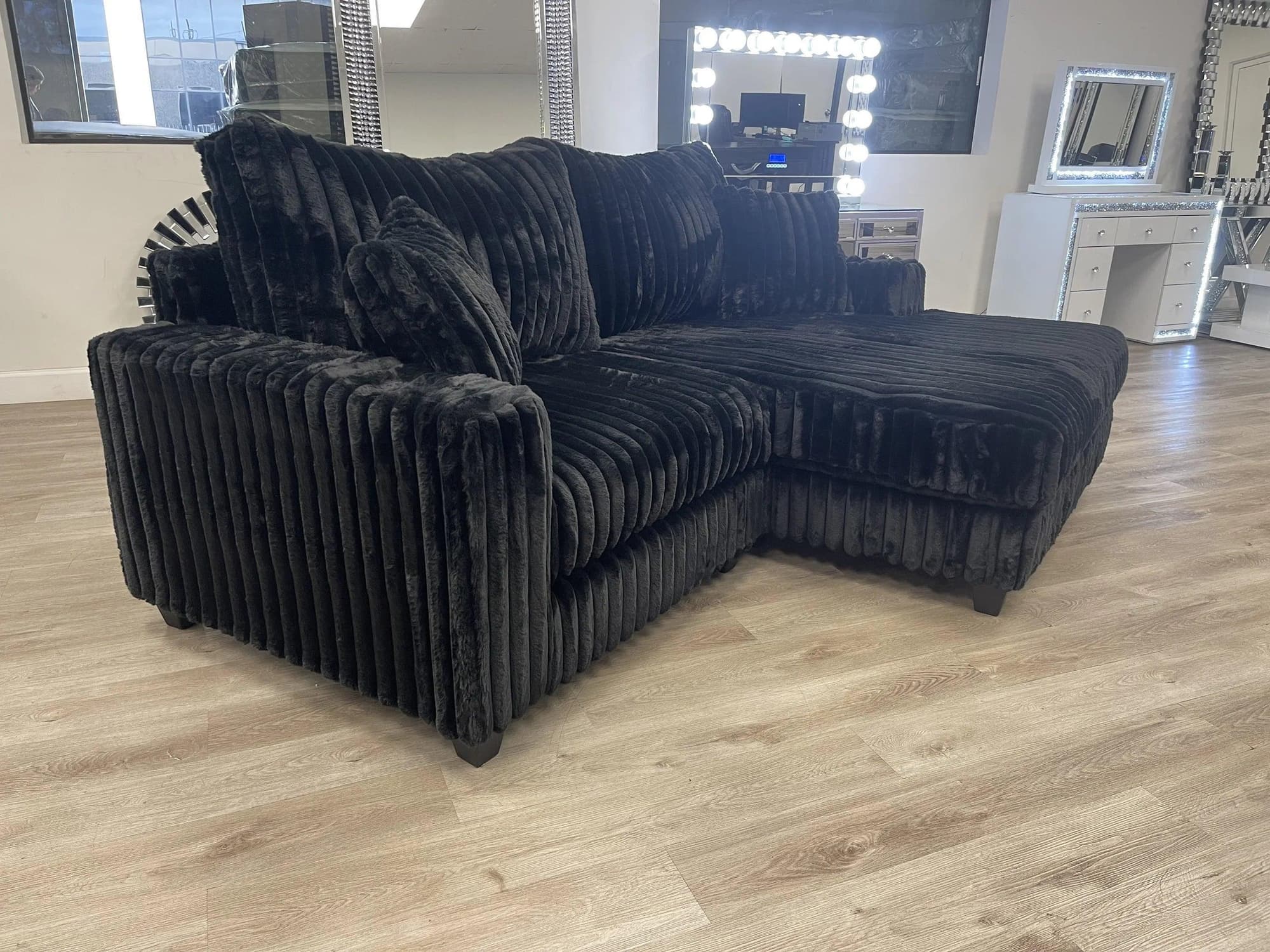 Oro Black Sectional - Image 1