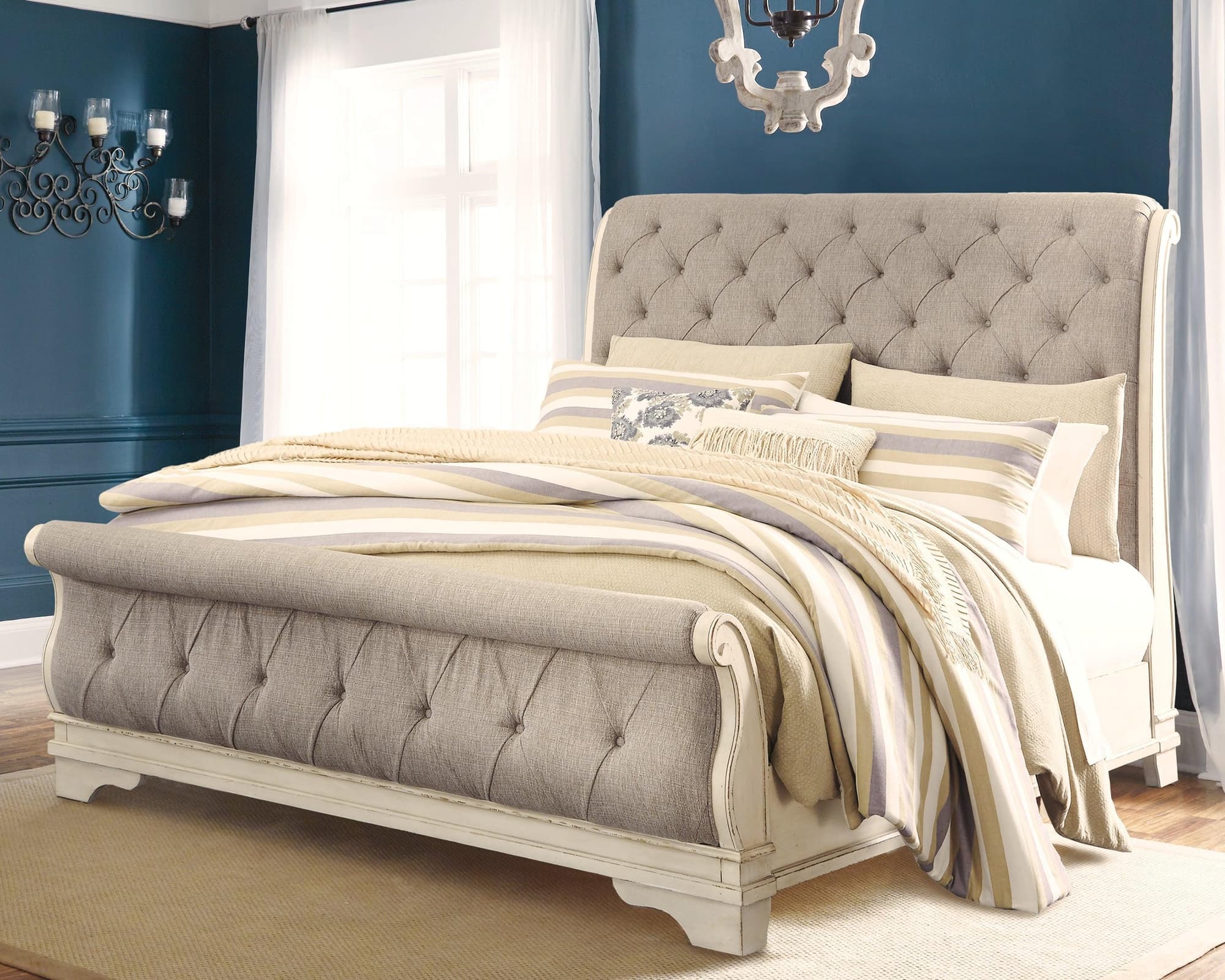 Realyn Chipped White Queen Sleigh Bed - Image 1