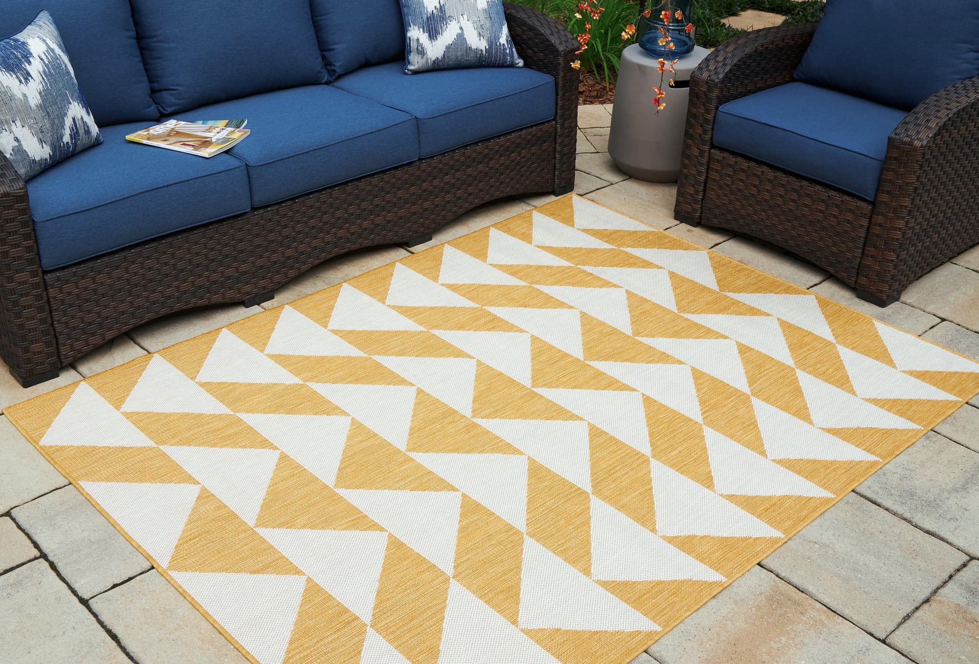 Thomley Ivory Yellow 8' X 10' Rug - Image 1