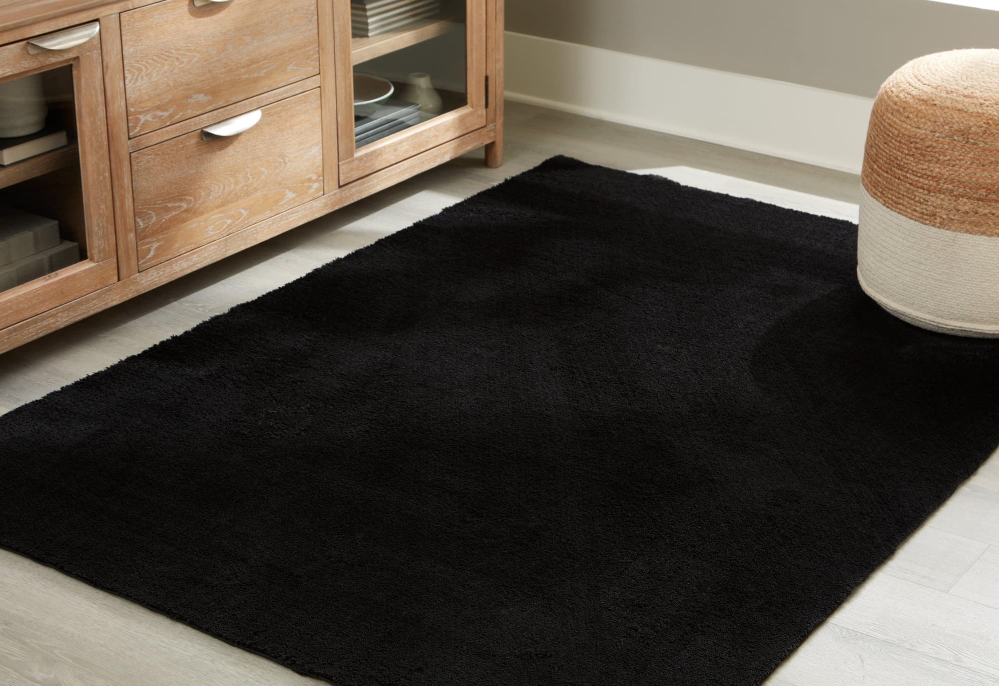 Anaben Black 5′ X 7′ Rug
