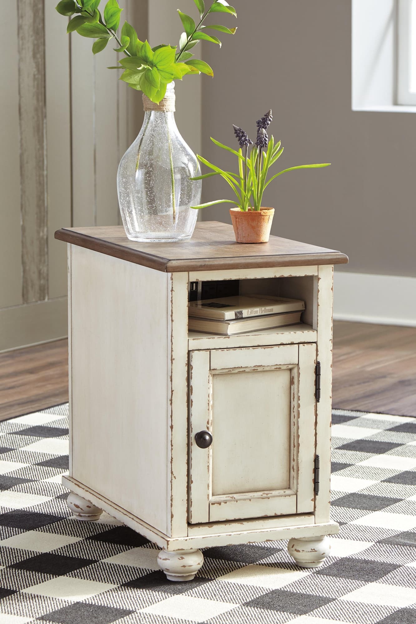 Realyn White Brown 2 End Tables