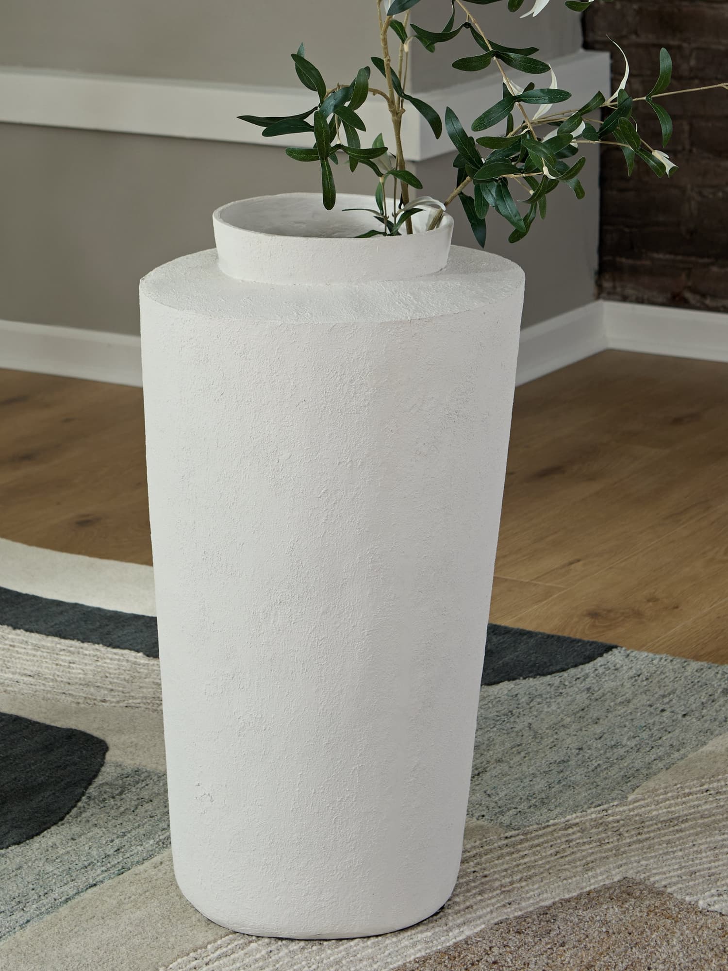 Flurinworth Cream Vase - Image 1