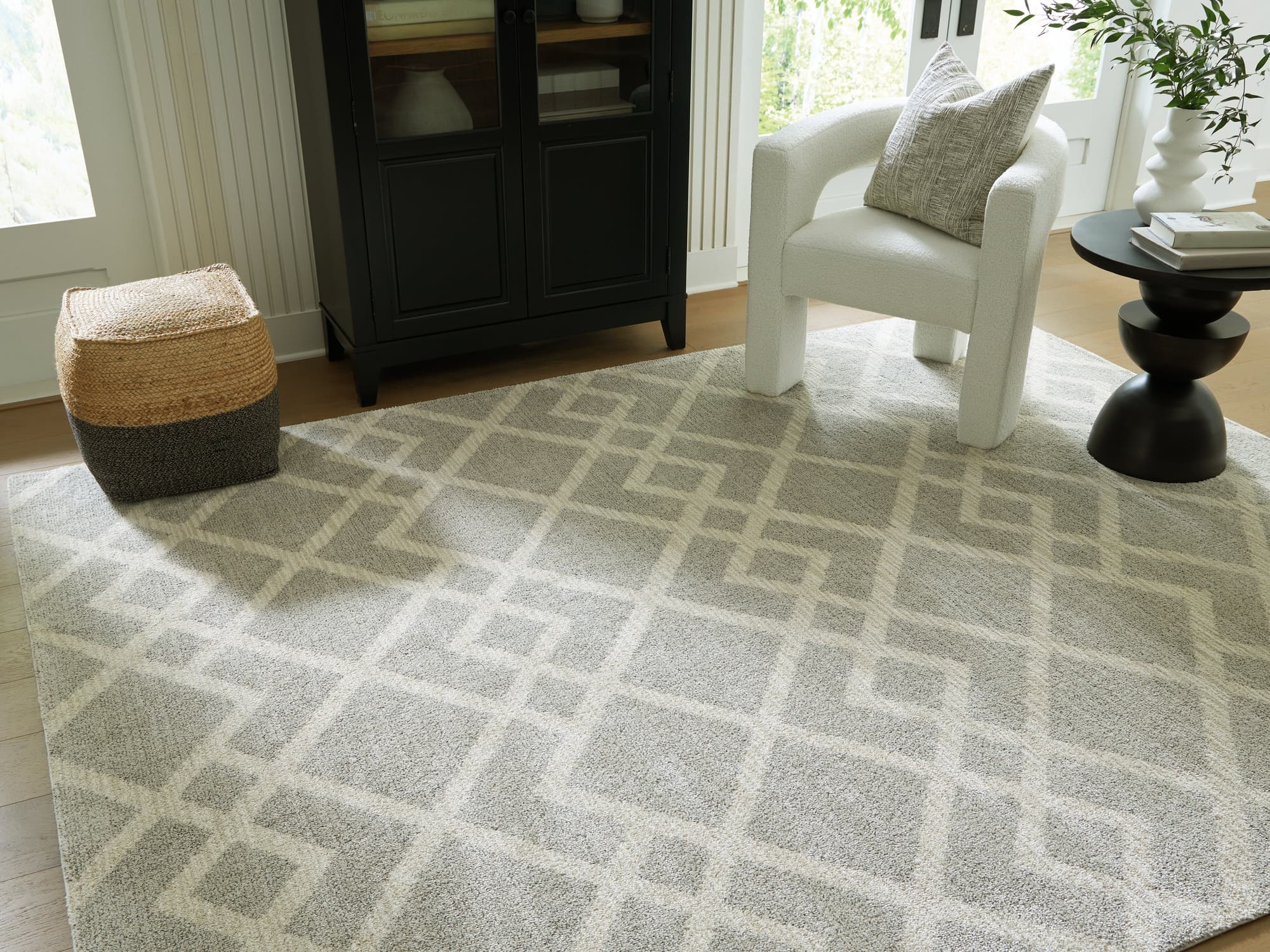 Unawick Gray/Ivory Large Rug - Image 1