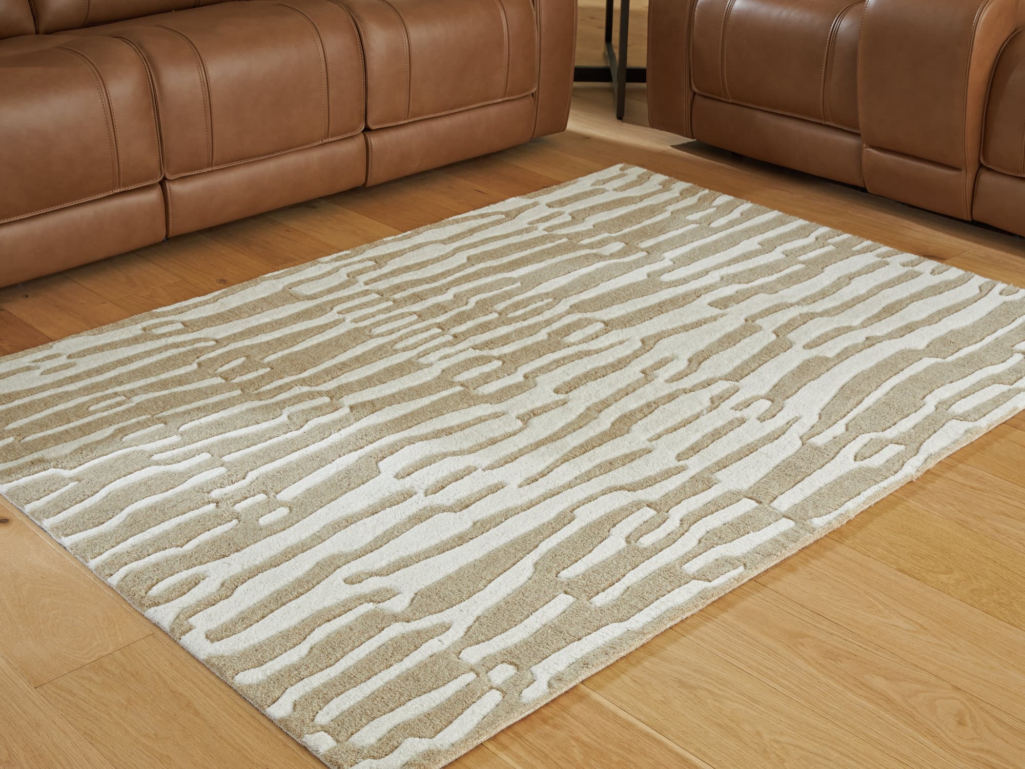 Corrbell Beige/White 5′ x 7′ Area Rug