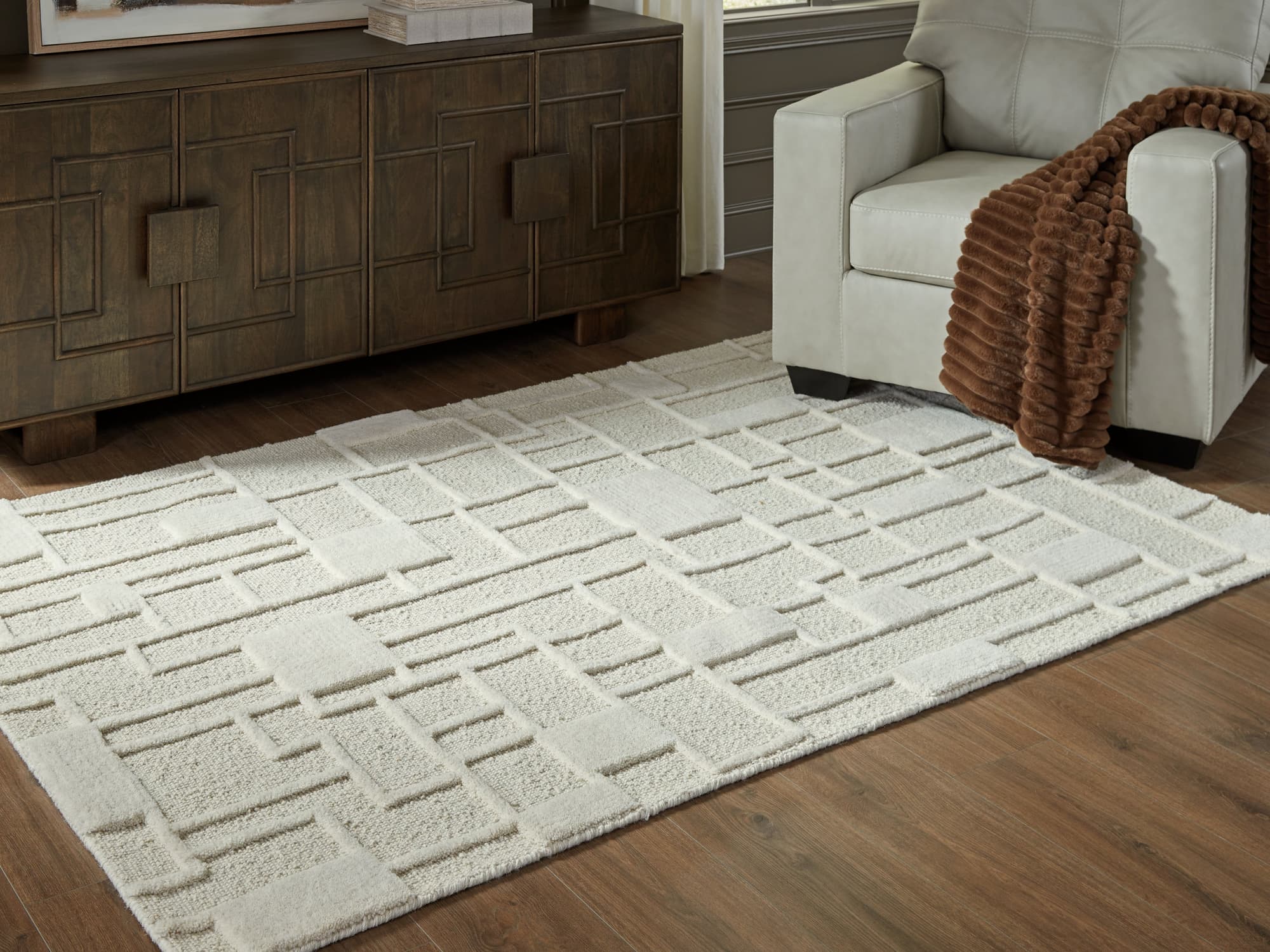Empriss Ivory 5′ x 7′ Area Rug