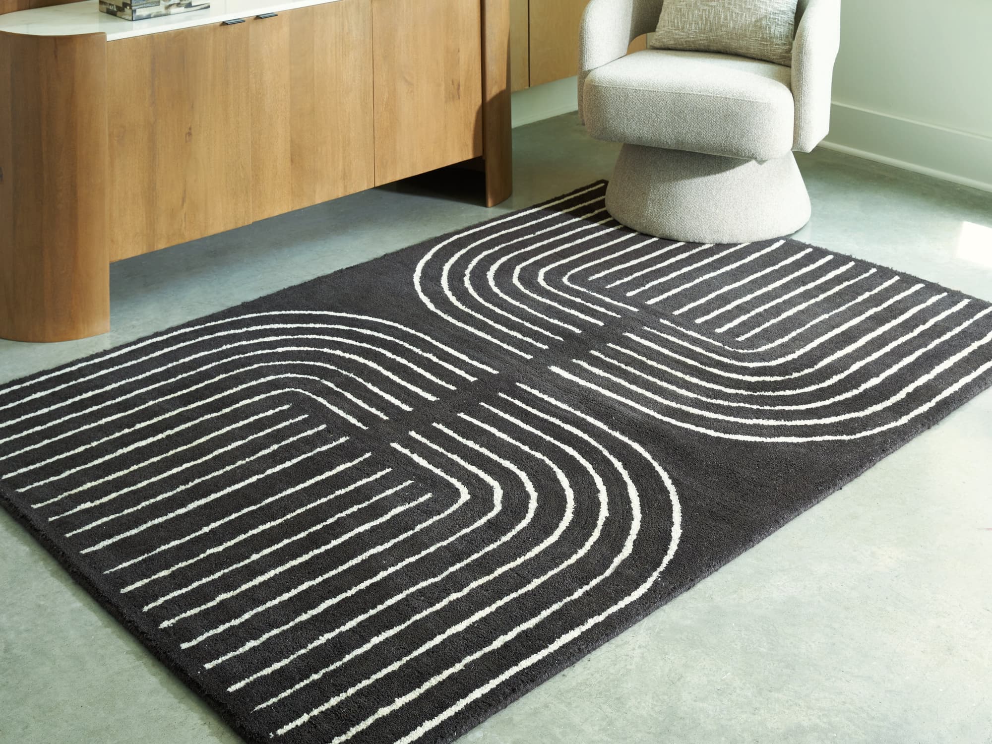 Eldonmore Black/Ivory 5′ x 7′ Area Rug