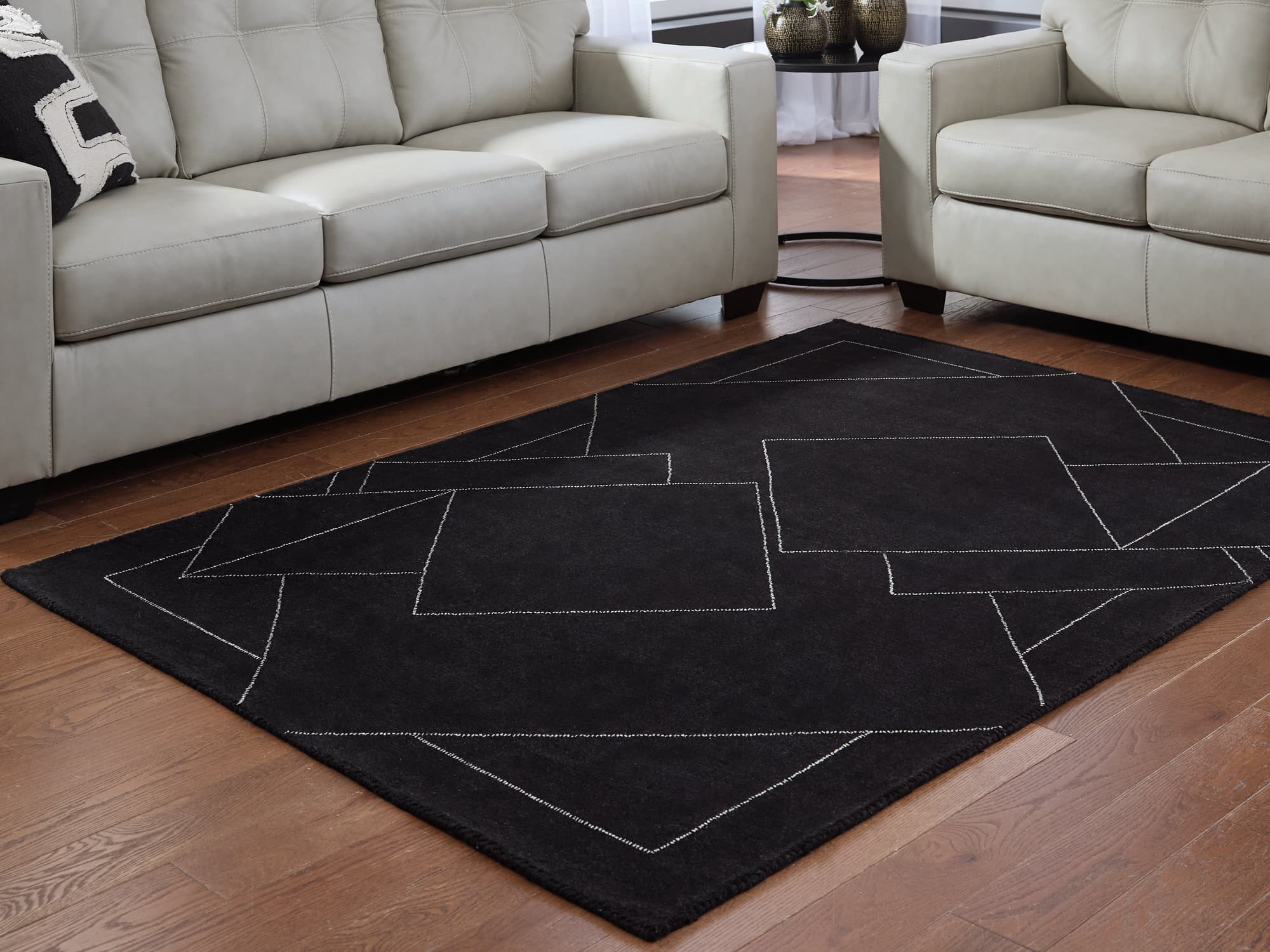 Marav Black/White 5′ x 7′ Area Rug