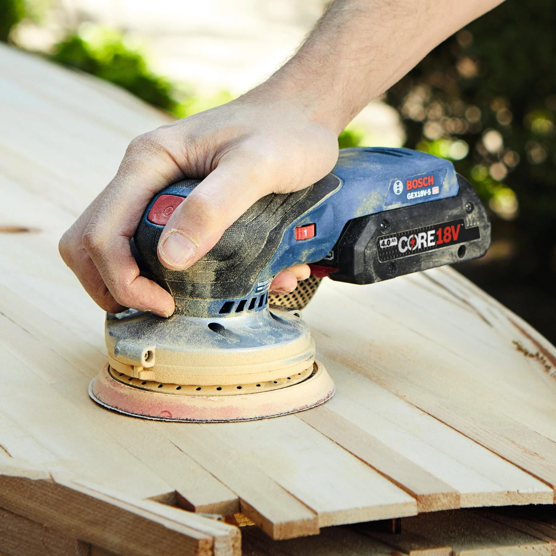 18V Brushless 5" Random Orbit Sander Kit with 4.0 Ah CORE Compact Battery - Image 3
