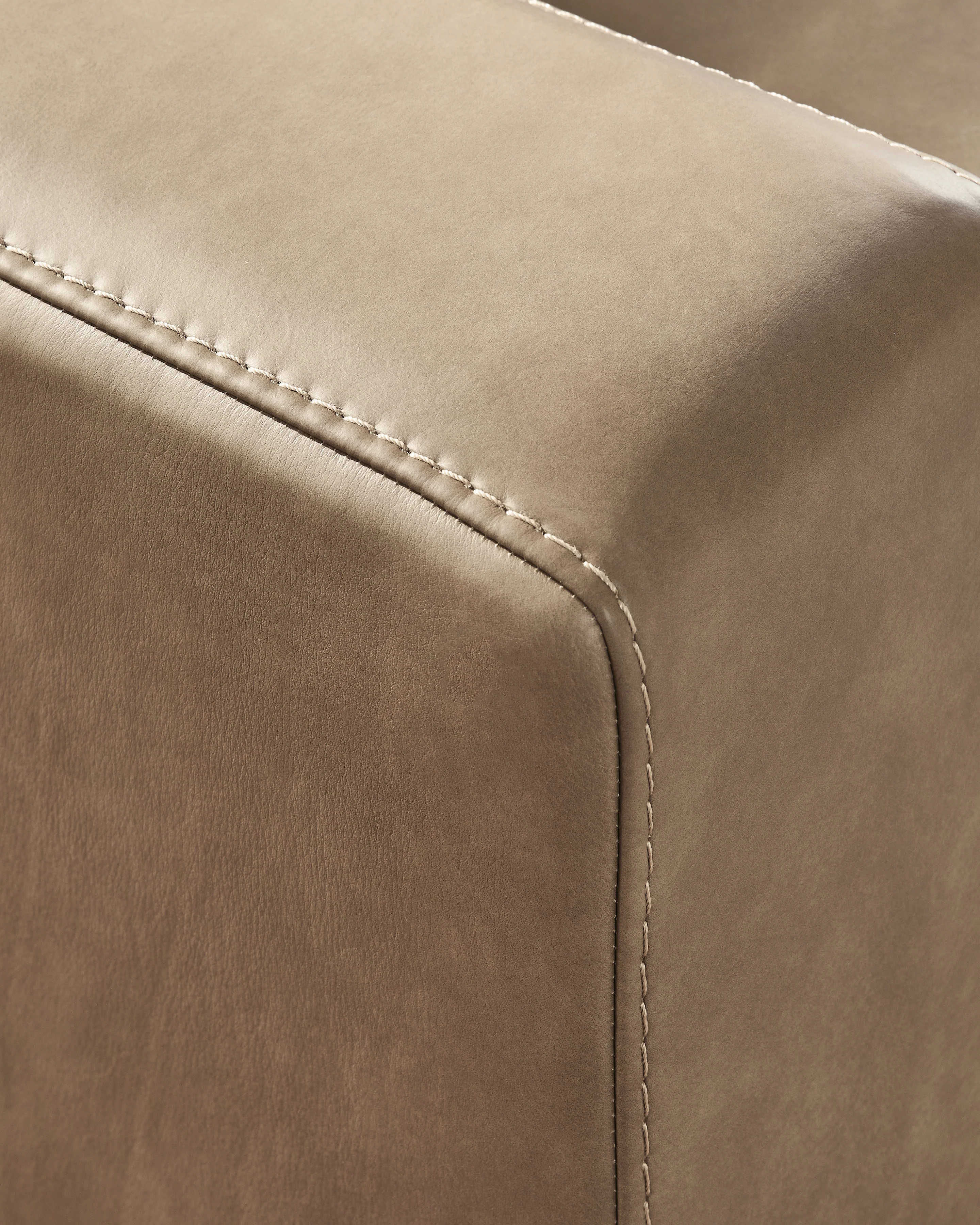 Veronella Sahara Leather 5-Piece Sectional with Chaise - Image 3