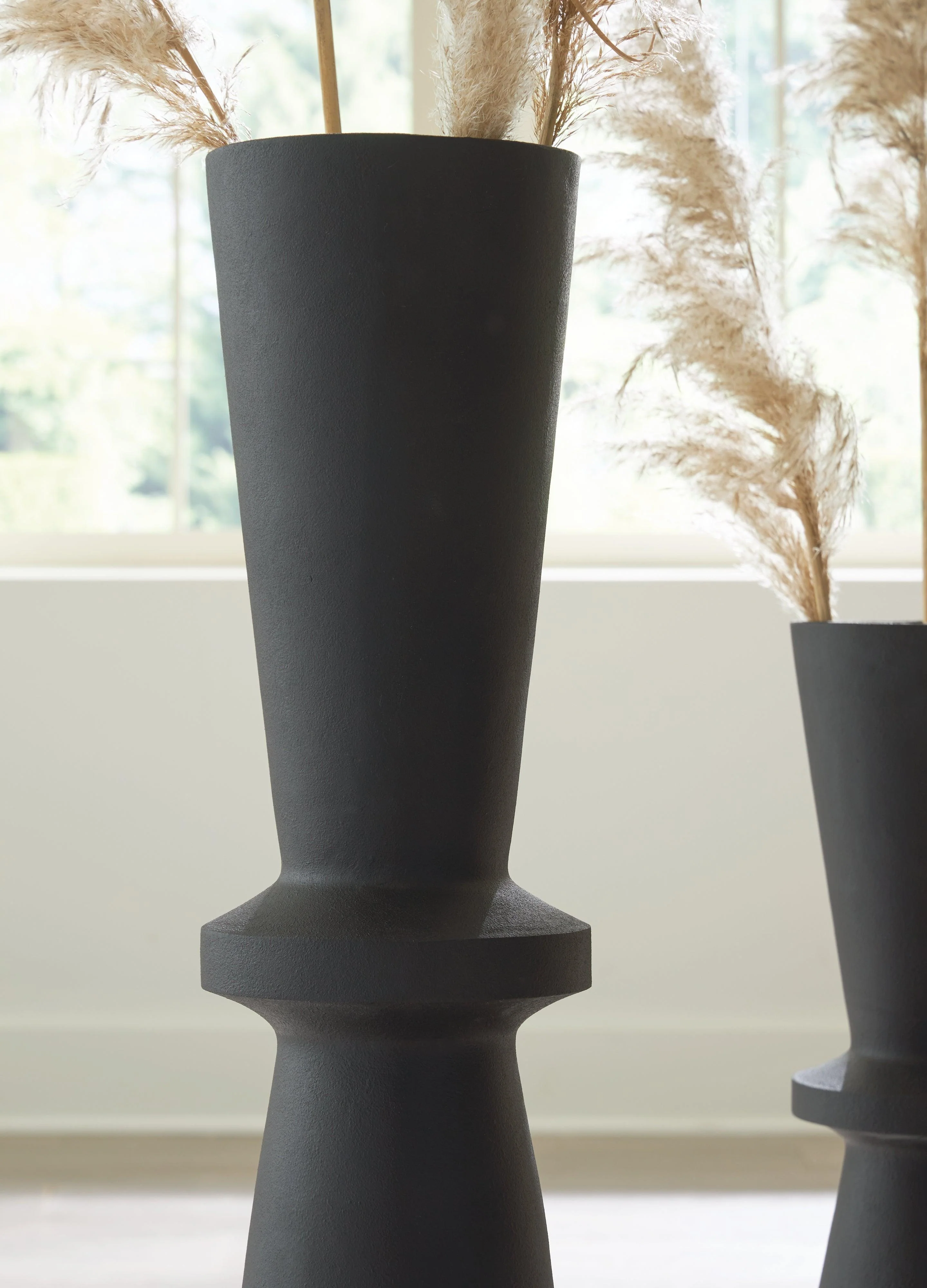 Collisten Black Vase - Image 3