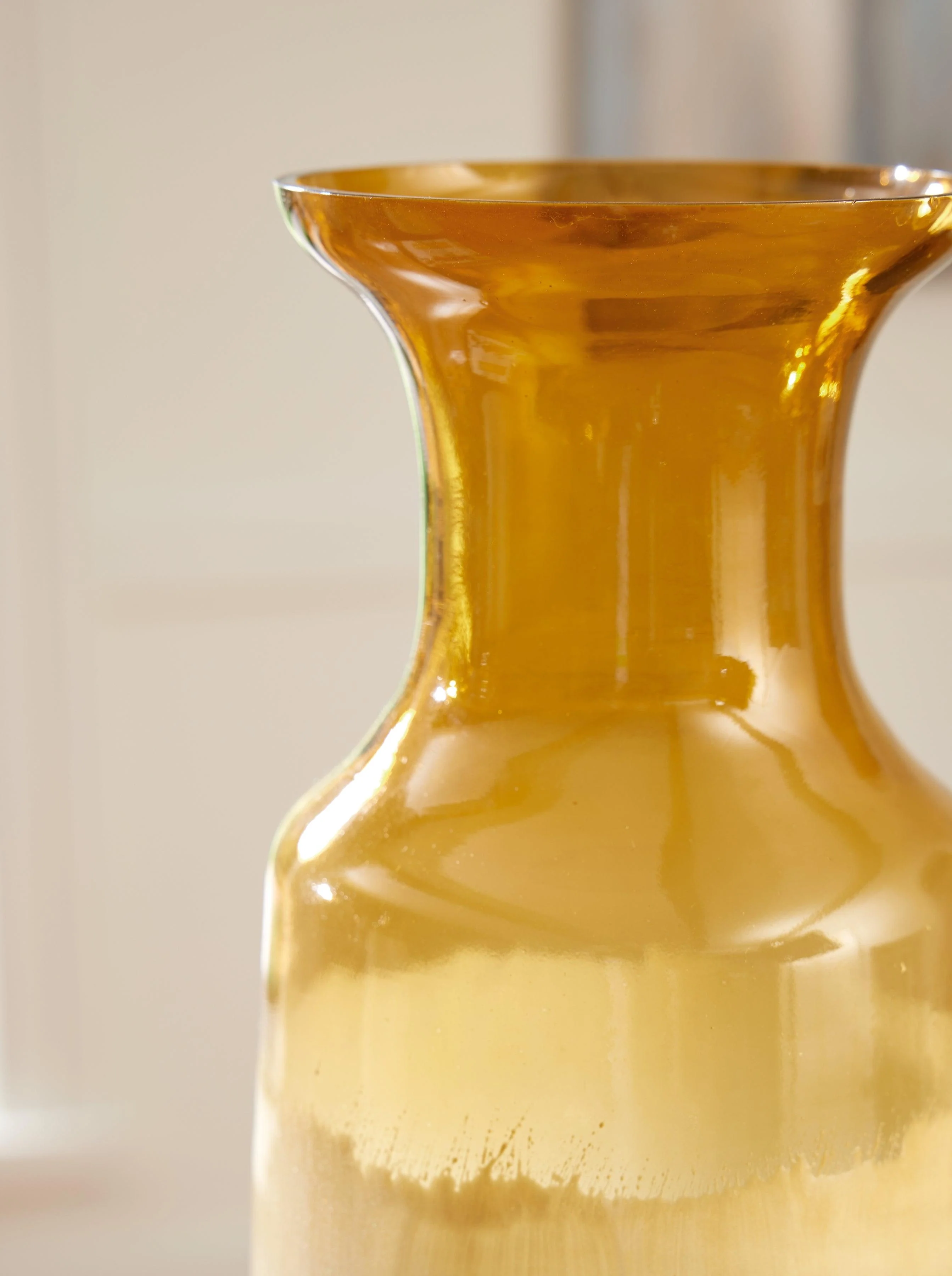 Wynburg White/Amber Vase - Image 3