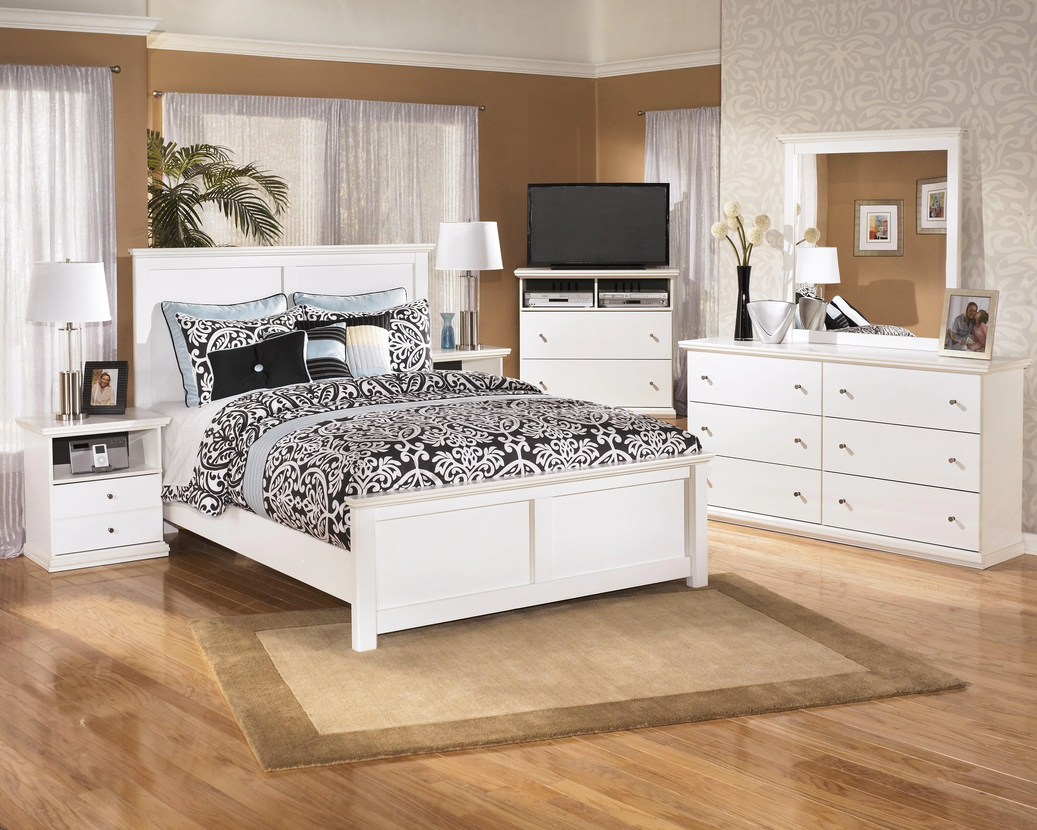 Bostwick Shoals White Dresser - Image 3