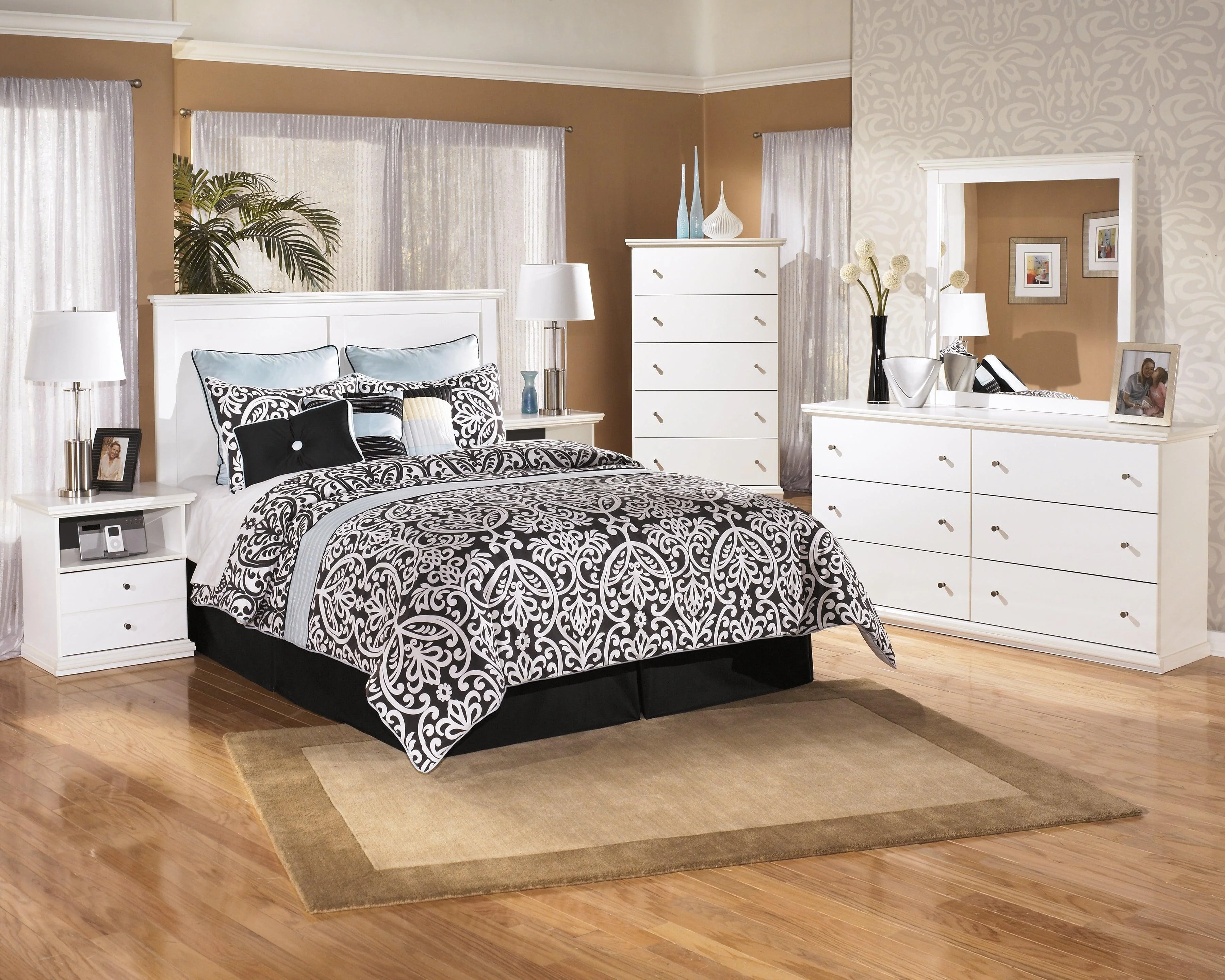 Bostwick Shoals White Chest Of Drawers - Image 3