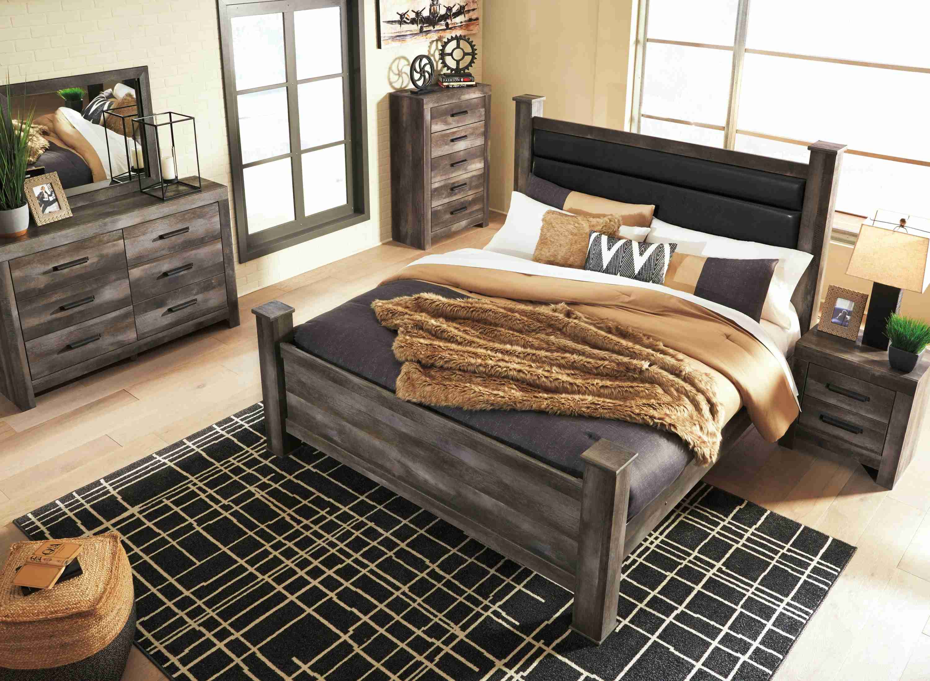 Wynnlow Gray King Poster Bed - Image 3