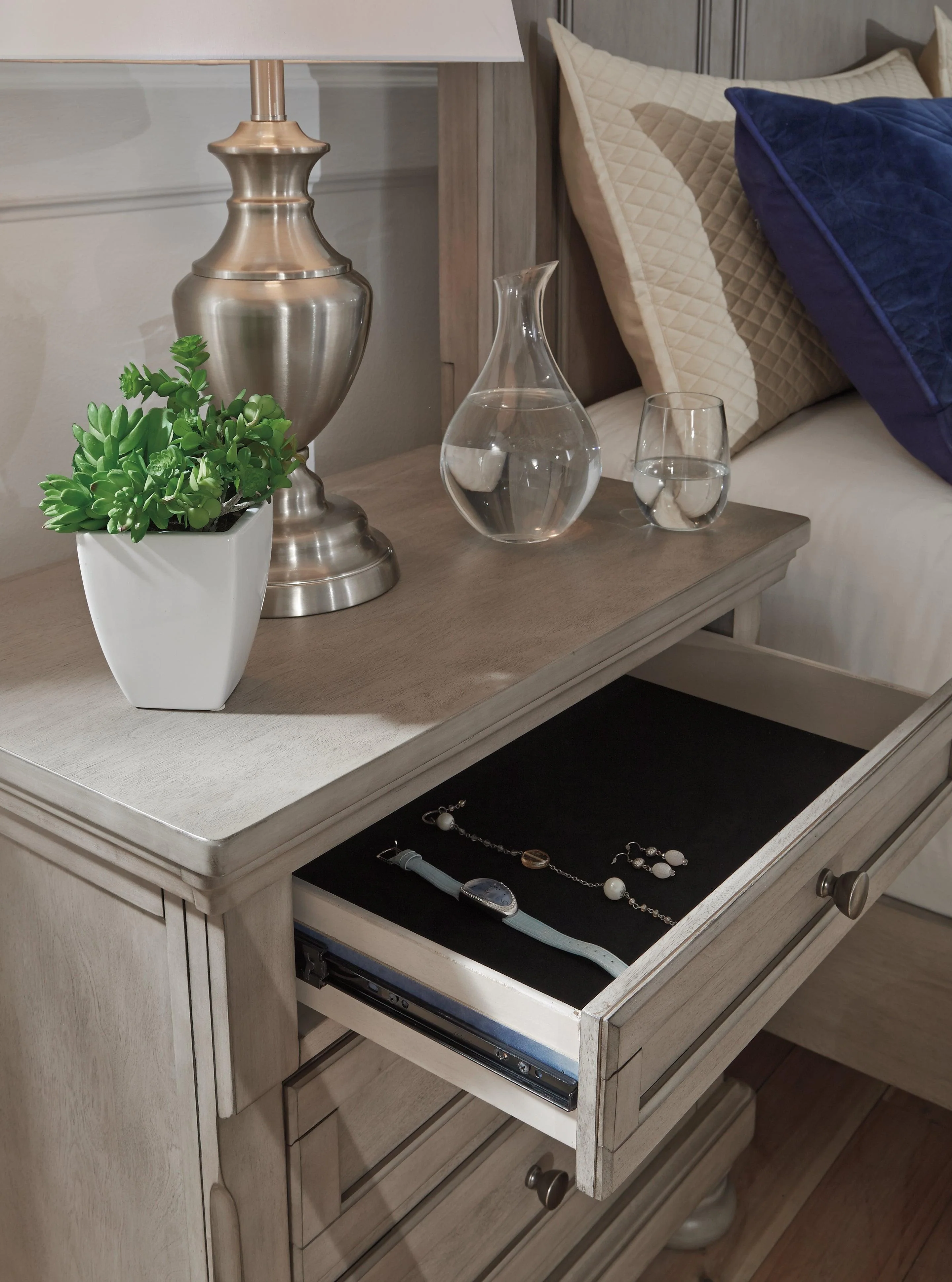 Lettner Light Gray Nightstand - Image 3