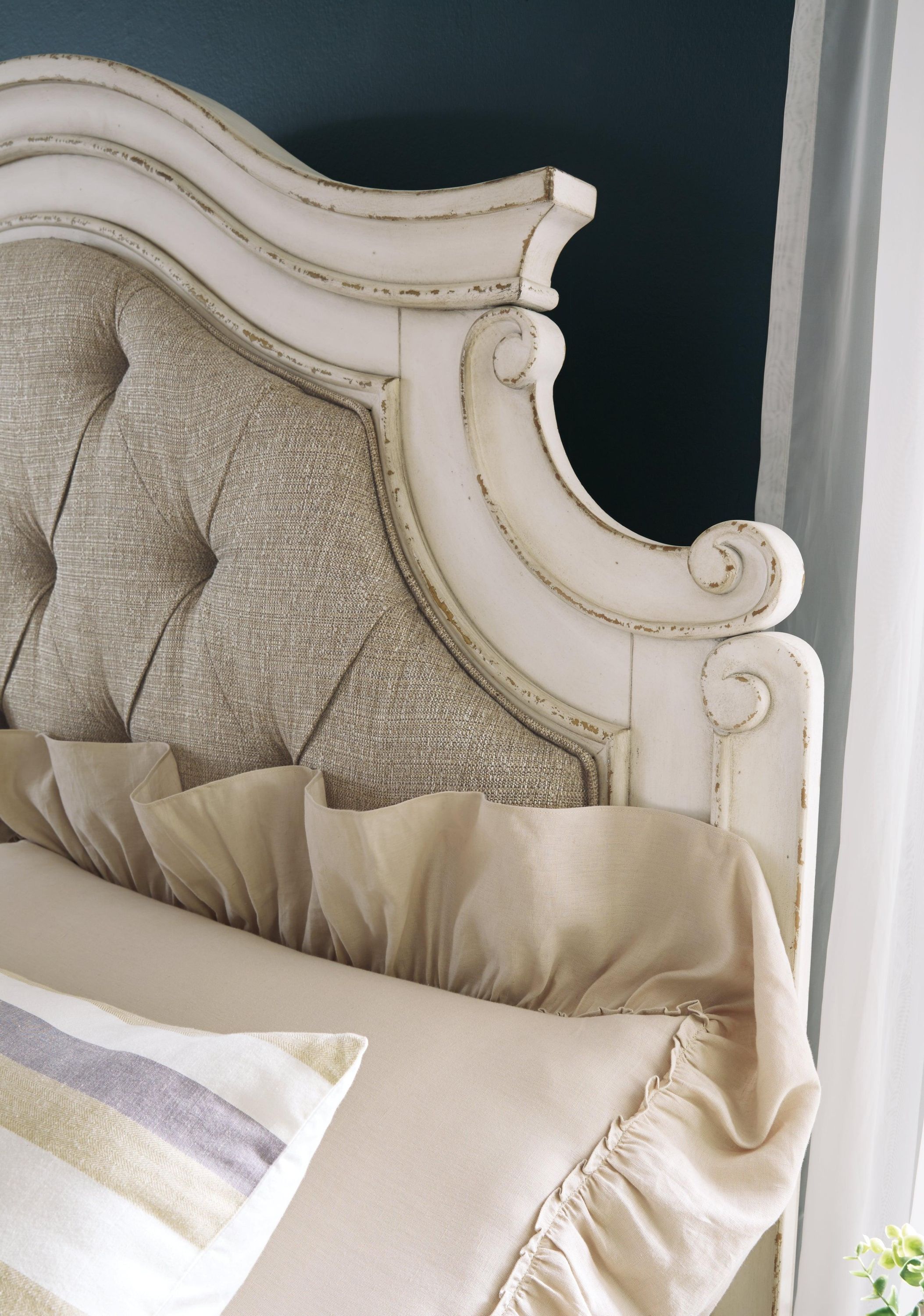 Realyn Chipped White Queen Upholstered Panel Bed - Image 3