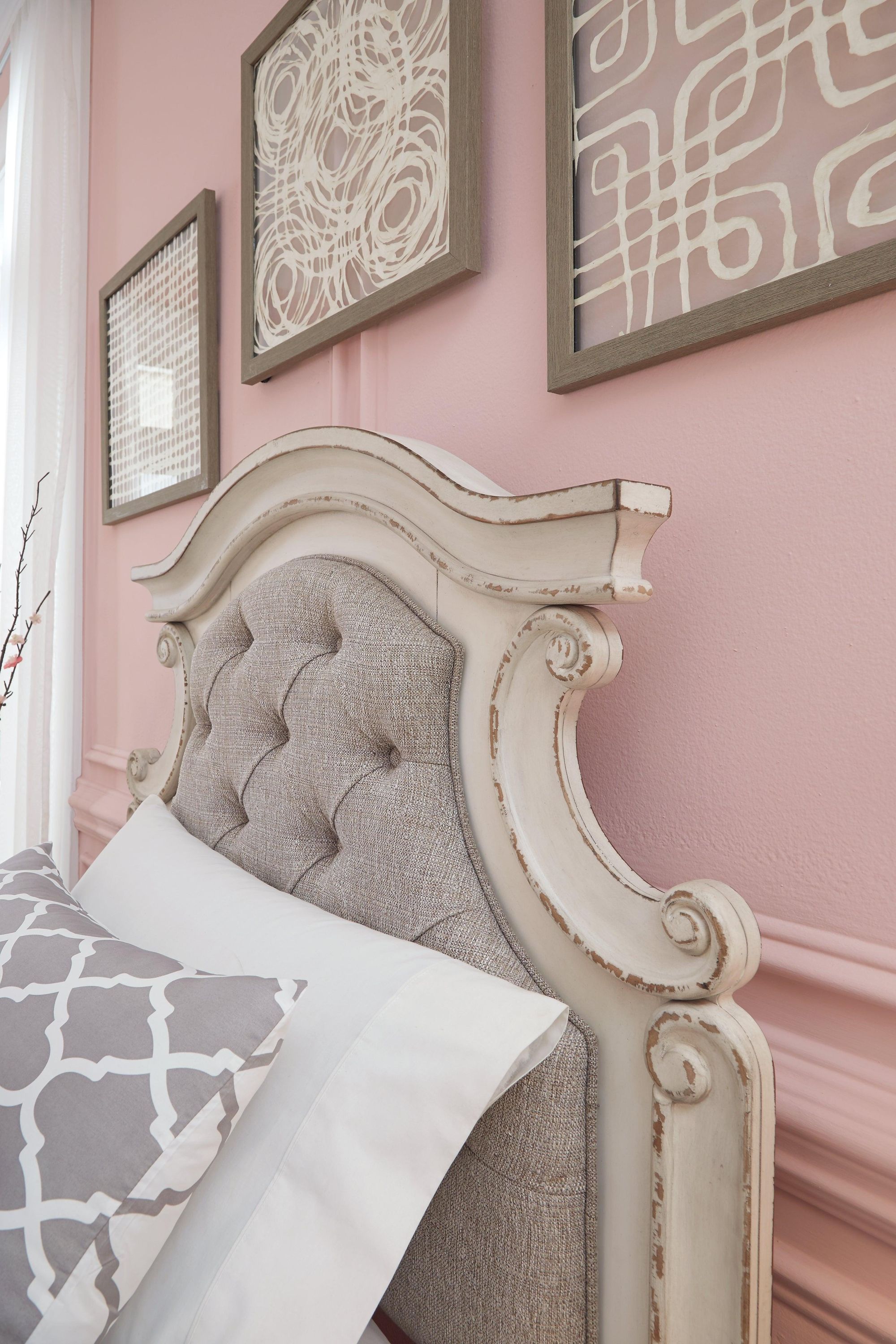 Realyn Chipped White Twin Panel Bed - Image 3