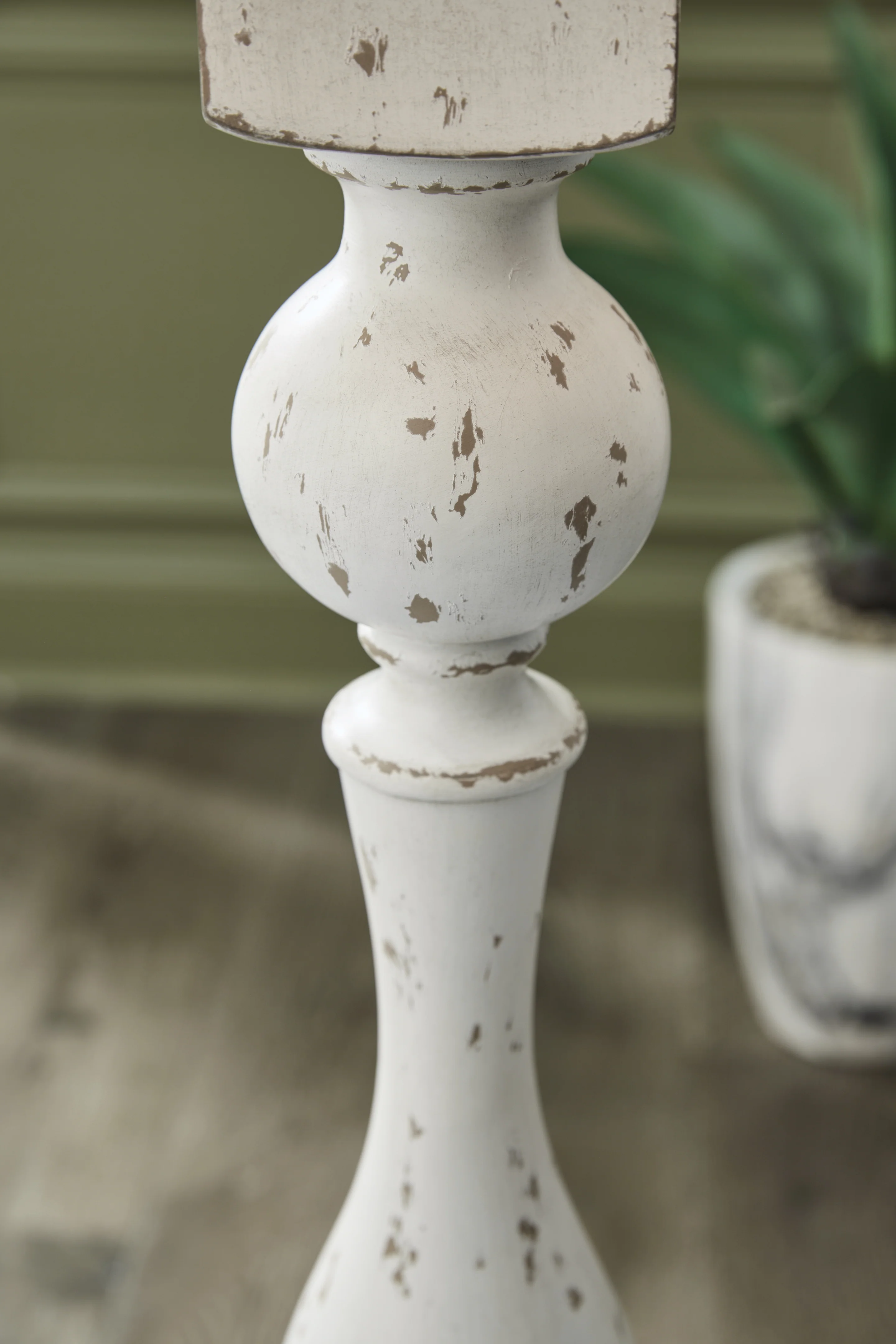 Madsbrook Antique White Floor Lamp - Image 3