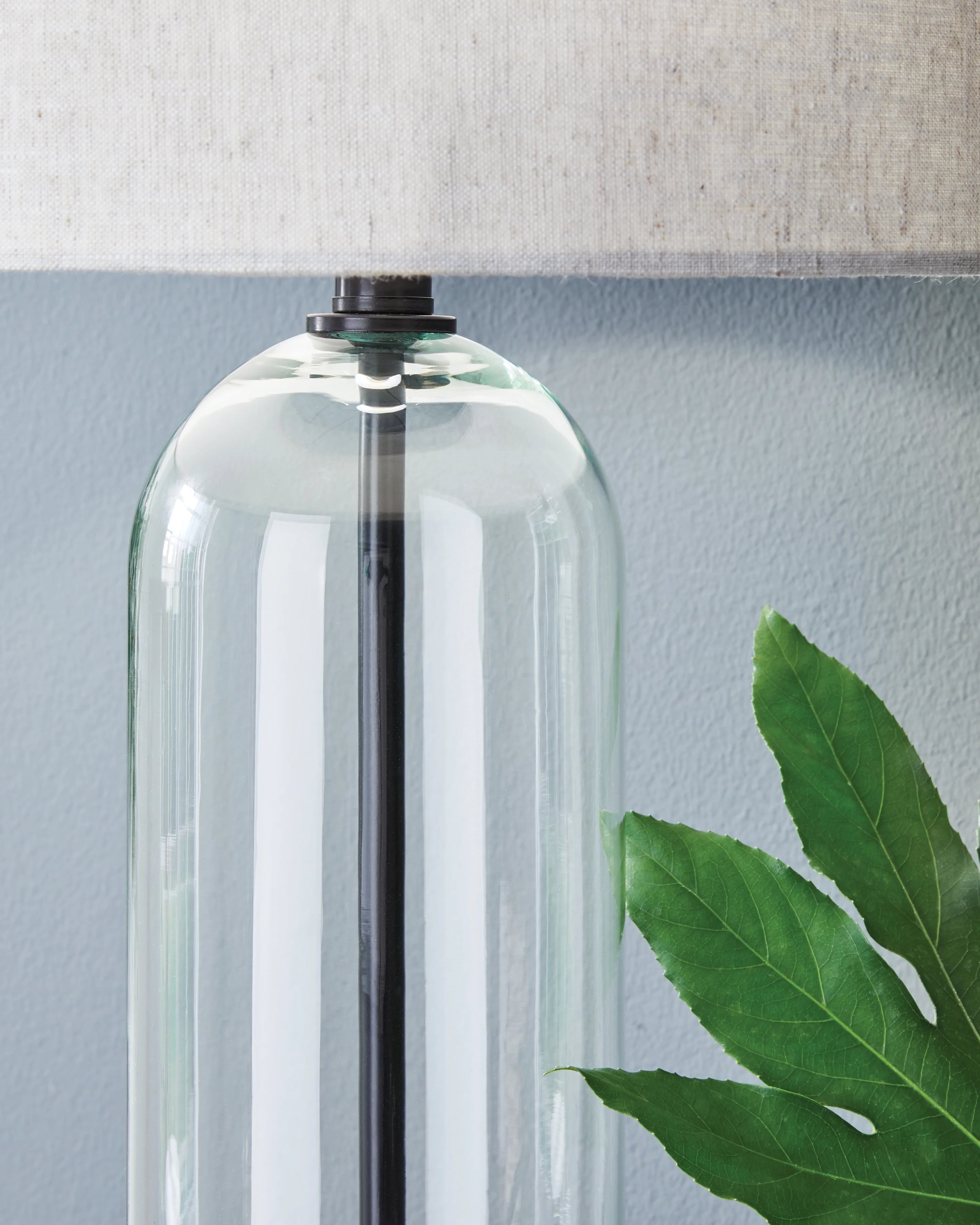 Kerrbrook Clear/Black Table Lamp - Image 3