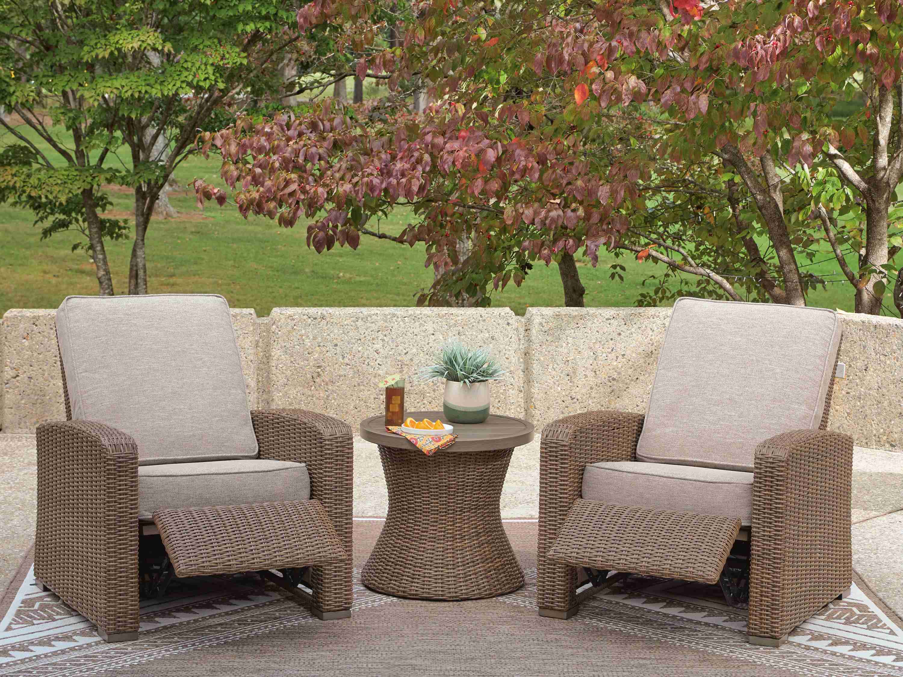 Laguna Beige Heights 2 Outdoor Recliners and End Table - Image 2