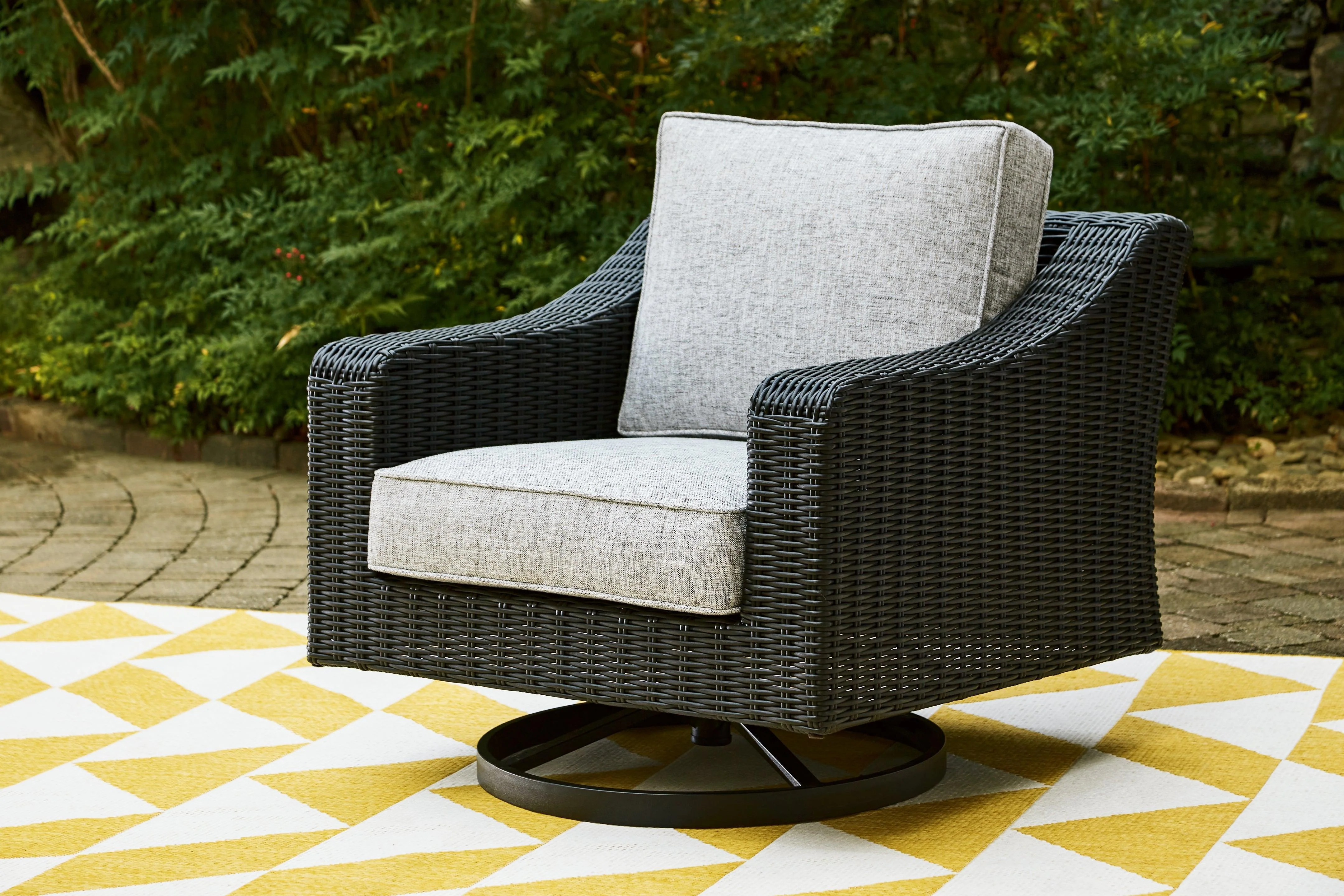 Beachcroft Black Light Gray Outdoor Swivel Lounge With Cushion - Image 3