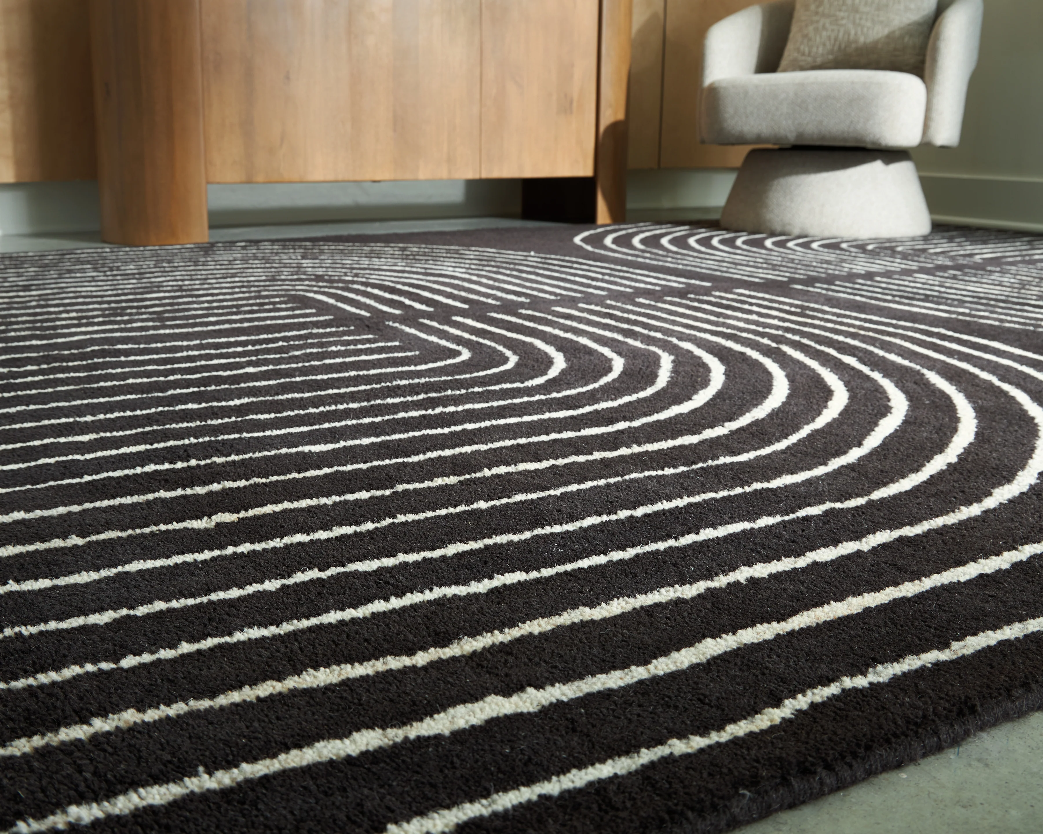 Eldonmore Black/Ivory 5' x 7' Area Rug - Image 3