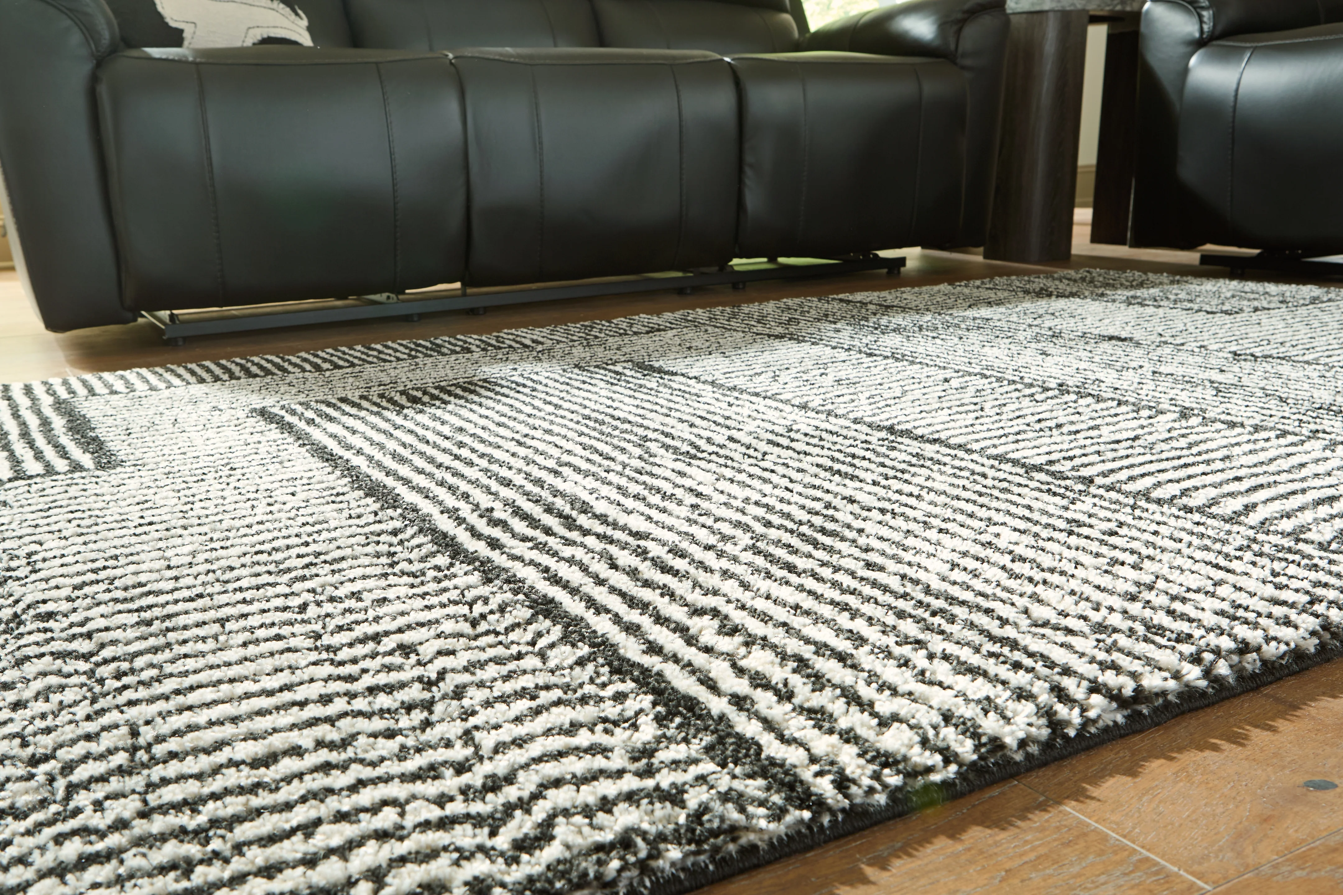 Kurtmen Black/Ivory 5' x 7' Area Rug - Image 3